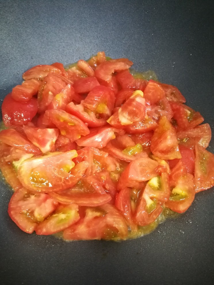 番茄🍅牛腩煲,下番茄块煸炒。