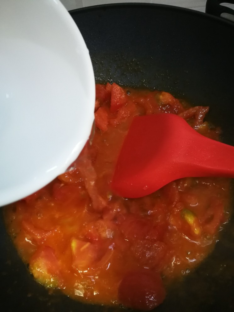 番茄🍅牛腩煲,煸炒至浓稠后加半碗水。
