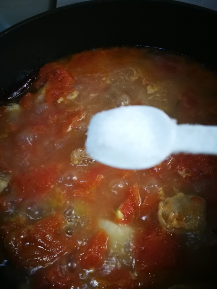 番茄🍅牛腩煲,调入适量盐。