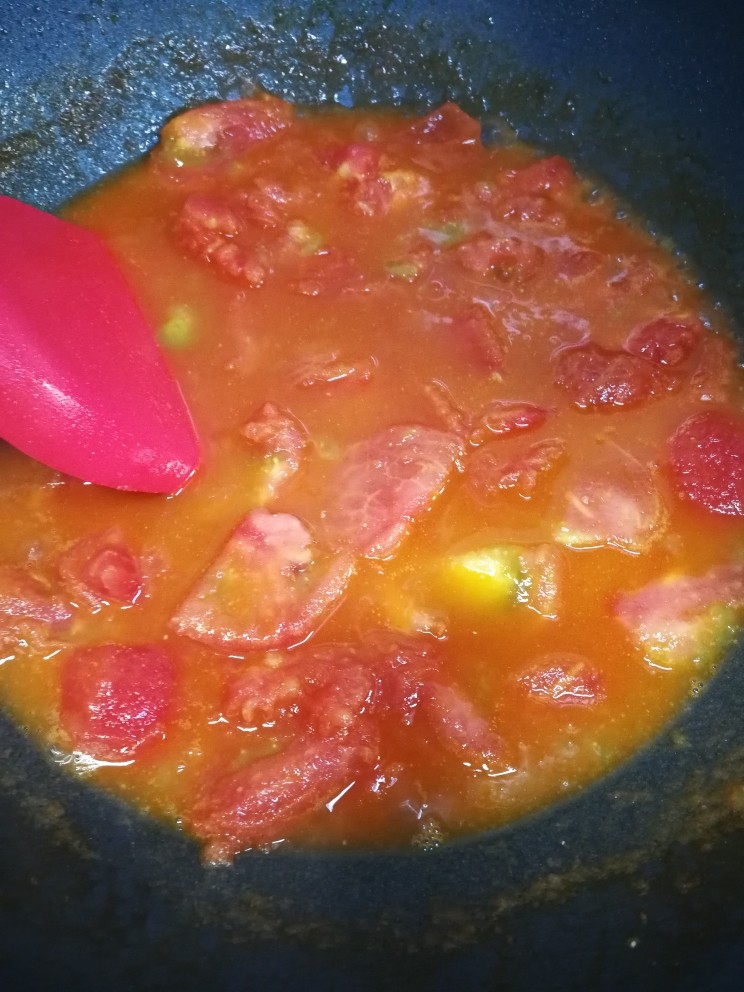 番茄🍅牛腩煲,再次烧开后倒入炖着的牛腩锅里。