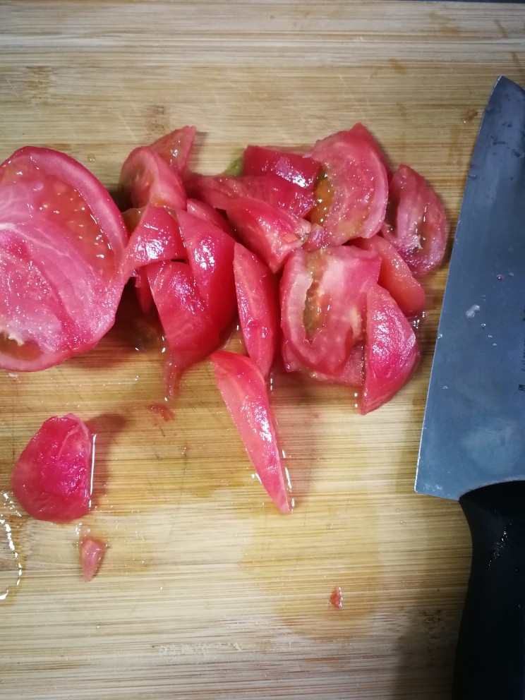 番茄🍅牛腩煲,把四个番茄去皮后切块。