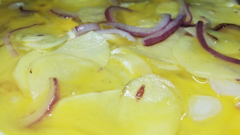西班牙土豆烘蛋饼,倒入蛋液，左右晃动锅子，使蛋液分布均匀。盖锅盖小火慢煎5到10分钟。（看各自情况）