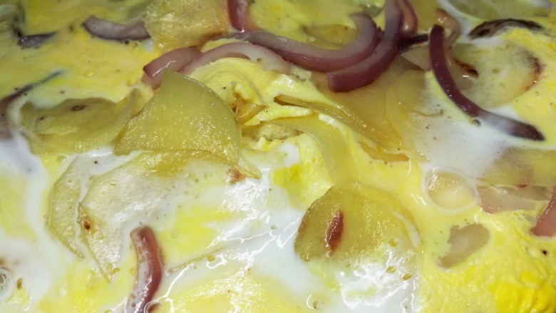西班牙土豆烘蛋饼,凝固后，翻面。时刻观察，不要糊锅。