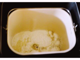 红糖麻薯面包,把老面所有的材料放入面包机里揉匀后、放入冰箱冷藏一夜后备用……