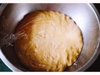 红糖麻薯面包,揉好的面团拿出来放入冰箱冷藏发酵过夜……