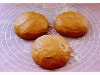 红糖麻薯面包,把面团排气揉匀后，分成3个面团 、滚圆松弛20分钟左右……