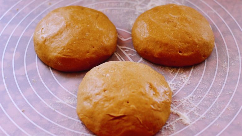 红糖麻薯面包,把面团排气揉匀后，分成3个面团 、滚圆松弛20分钟左右……