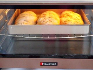 红糖麻薯面包,烤箱200度提前预热10分钟后、放入面包烤制20分钟左右、根据自己家的烤箱脾气而定……