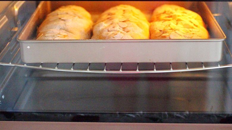 红糖麻薯面包,烤箱200度提前预热10分钟后、放入面包烤制20分钟左右、根据自己家的烤箱脾气而定……