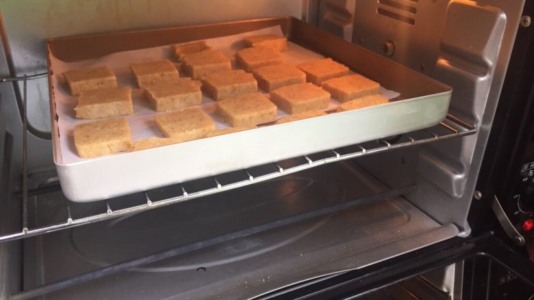 金黄麦胚饼干,放入烤箱，中层，上下火，165度，20分钟；