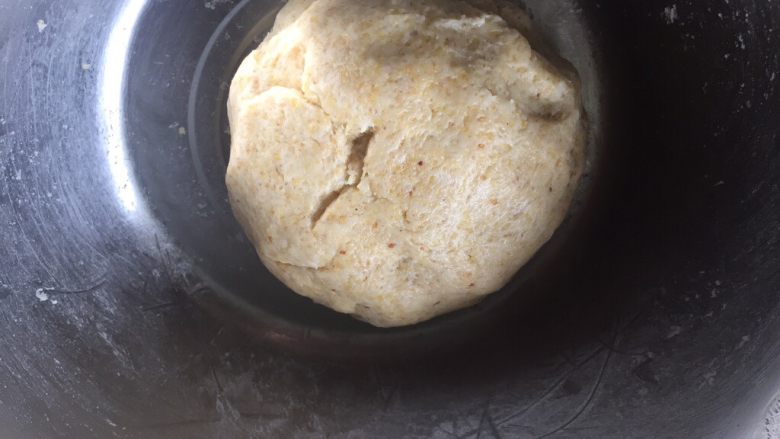 金黄麦胚饼干,慢慢的揉和成光滑的面团；