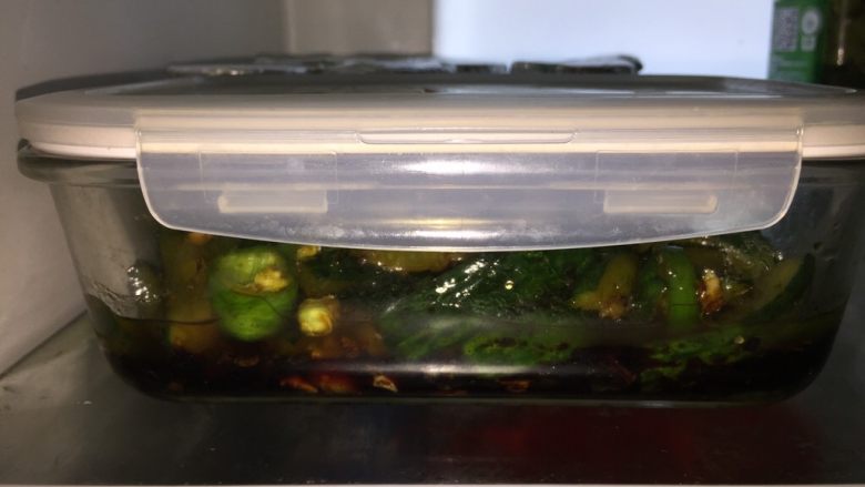 脆皮酱黄瓜,入冰箱冷藏四小时可以吃了，中途可以取出翻拌几次，入味更均匀。