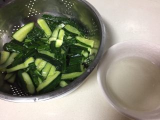 脆皮酱黄瓜,这样腌制的黄瓜吃上去非常脆，盐很容易吸收到瓜囊里，这样压了就不至于太咸。