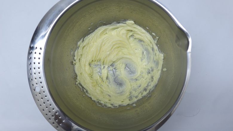 网红可可味曲奇,黄油放入一个打蛋盆里，用电动打蛋器低速打发搅拌到软