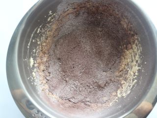 费列罗巧克力杯子蛋糕,低筋面粉、可可粉、泡打粉、盐混合好后过筛到黄油糊里，再搅拌均匀
