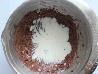 费列罗巧克力杯子蛋糕,再加入牛奶搅拌均匀就好