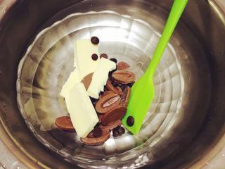 治愈系《Oreo布朗尼》【蛋糕篇】,巧克力+黄油，隔热水融化（水温50度左右。）容器一定是无水无油的，不心急，咱们慢慢搅一搅，等一等。