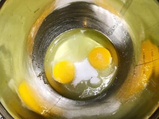 治愈系《Oreo布朗尼》【蛋糕篇】,回温后的鸡蛋，打入到无水无油的打蛋盆里。盆要无水无油哦