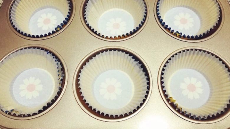 治愈系《Oreo布朗尼》【蛋糕篇】,模具内放好马芬杯，如果没有模具，可以直接用马芬杯放在烤盘里。
