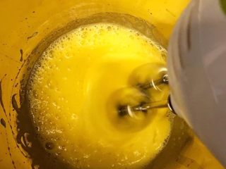 治愈系《Oreo布朗尼》【蛋糕篇】,高速打发鸡蛋，时间稍微长一点，打发时一定是转着圈打发的！