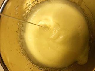 治愈系《Oreo布朗尼》【蛋糕篇】,蛋液打发，体积膨大，是原来的两倍左右，明显变稠，低落液体消失慢！