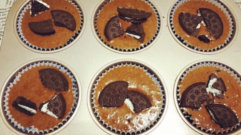 治愈系《Oreo布朗尼》【蛋糕篇】,剩下的6片饼干，掰碎几块放在面糊上↑。