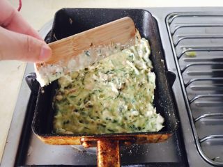 蔬菜肉饼,用小木板，把面粉均匀涂满小锅。焖饭的火，不要很大，容易焦。一分钟左右翻个面。