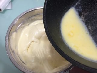 立体小熊蛋糕,15克黄油加34克牛奶加热至70度左右后慢慢加入面糊中，边加边拌匀