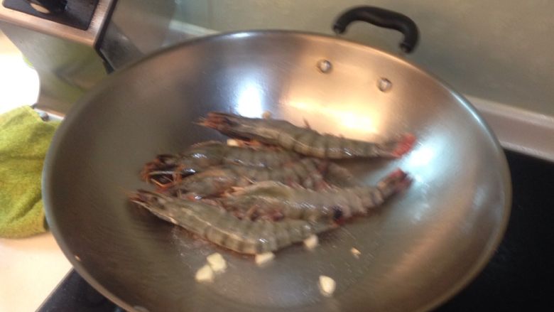 允指胡椒大蝦,熱油鍋，油要多一點，讓每隻蝦都油亮酥脆