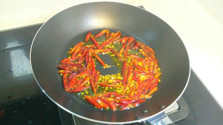快手空心菜+#厨余利用#,油热后，放入剪好的辣椒条，炒出香味来。
