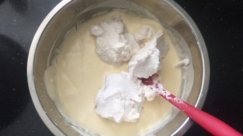 可以媲美哈根达斯的焦糖味棉花糖冰淇淋,再加入三分之一的棉花糖蛋白霜切拌均匀。