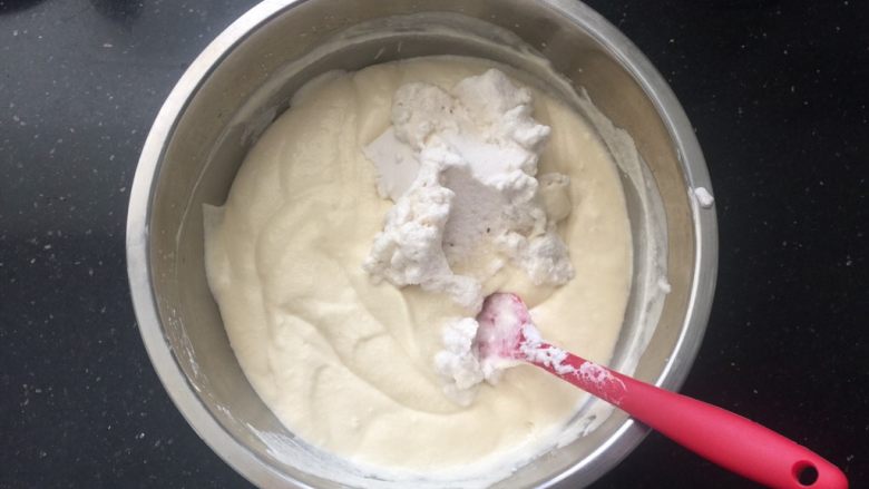 可以媲美哈根达斯的焦糖味棉花糖冰淇淋,加入剩余的棉花糖蛋白霜切拌均匀。