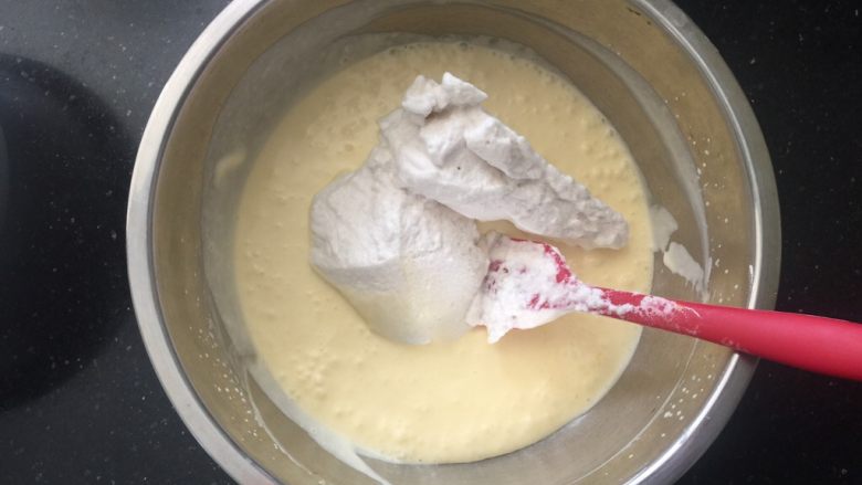 可以媲美哈根达斯的焦糖味棉花糖冰淇淋,加入三分之一的棉花糖蛋白霜切拌均匀。