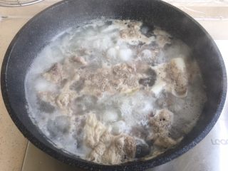 排骨豆角焖面,把排骨血水煮透后捞出来，锅内的水浮沫葱姜都不要了