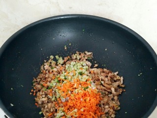 素锦鲜肉烧卖,倒入四季豆，胡萝卜翻炒均匀。