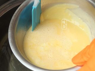 芙蓉塔,煮好一锅开水，继续开着火煮水，把打好的鸡蛋倒入抹好黄油的盆，把盆放入锅内，带上隔热手套慢慢转动盆子晃动，
用刮刀把盆壁凝固的蛋液刮下。
