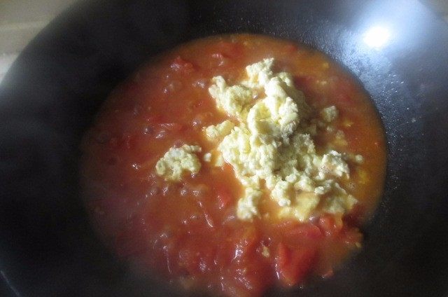 西红柿鸡蛋面,.西红柿的汁水充分煸出来后，倒入之前炒好的鸡蛋
