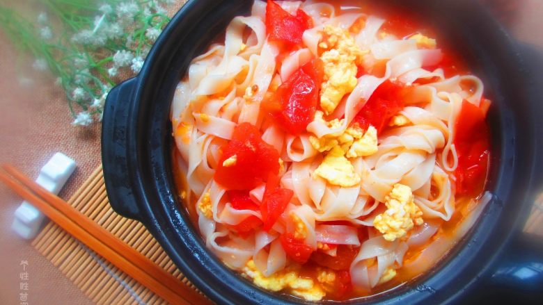 西红柿鸡蛋面,把炒好的西红柿鸡蛋浇上去搅拌均匀即可。吃时也可撒上些香菜或小葱花，也很不错的