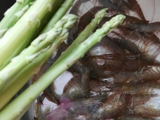 芦笋虾仁,准备的芦笋和基围虾。