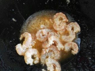 芦笋虾仁,虾皮炸好捞出，用虾油把虾仁炒一下盛起。