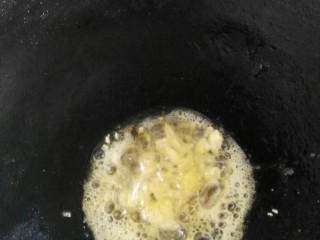 芦笋虾仁,锅底留的虾油爆香蒜粒。