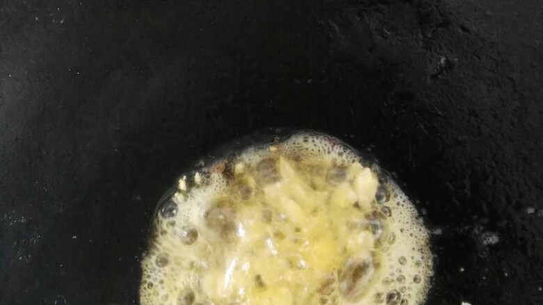 芦笋虾仁,锅底留的虾油爆香蒜粒。