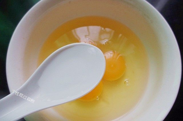 虎皮青椒炒鸡蛋,加入一勺温水