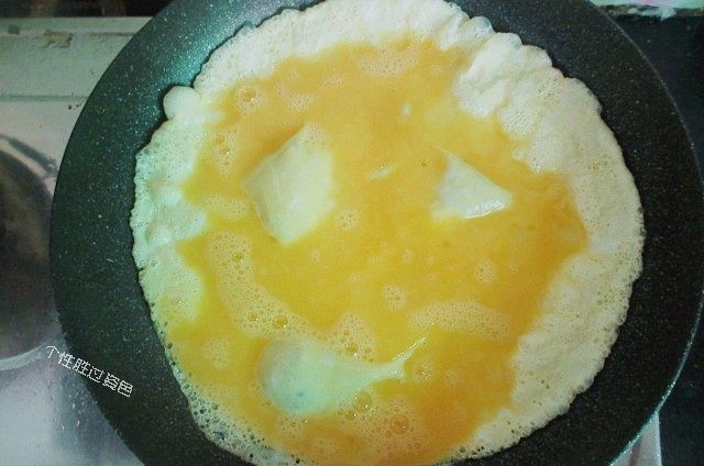 虎皮青椒炒鸡蛋,热锅，倒入食用油，倒入鸡蛋液