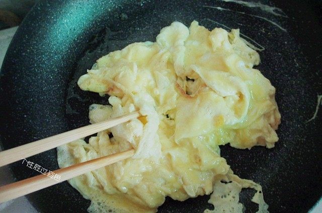 虎皮青椒炒鸡蛋,迅速用筷子划散；结块后，装盘备用