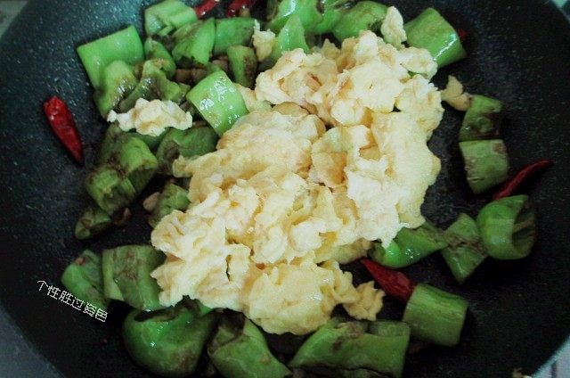 虎皮青椒炒鸡蛋,然后，再倒入煎好的鸡蛋，翻炒