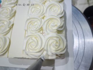 玫瑰奶油方形蛋糕,将剩下的奶油用蛋抽搅打稍微硬一点的奶油状态来做花纹
用五齿花嘴做出玫瑰花，
漏白的地方用五齿花填满
