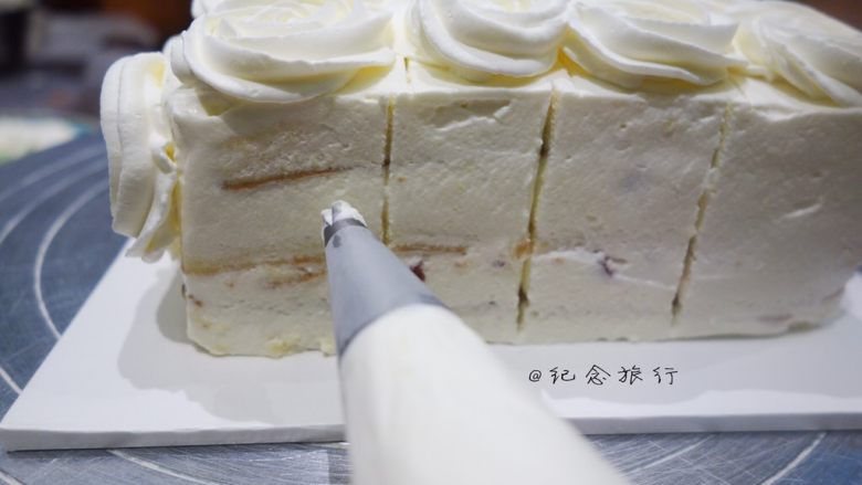 玫瑰奶油方形蛋糕,侧面也是一样操作