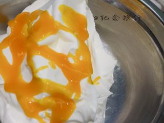 玫瑰奶油方形蛋糕,用芒果果酱/色素调出另外黄色的奶油，用六齿花嘴做玫瑰花
