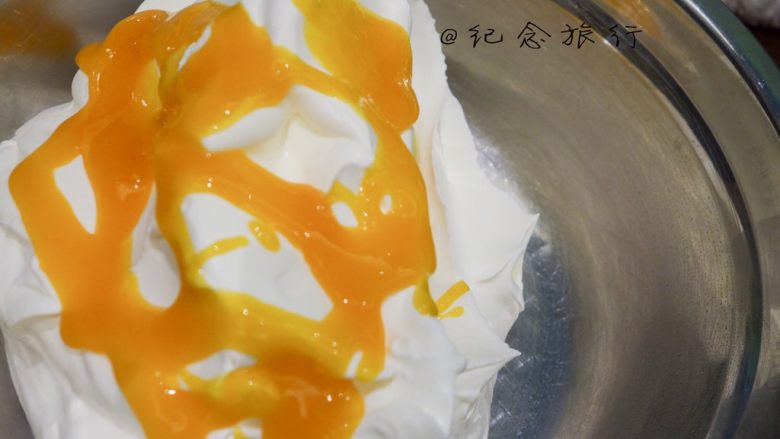 玫瑰奶油方形蛋糕,用芒果果酱/色素调出另外黄色的奶油，用六齿花嘴做玫瑰花
